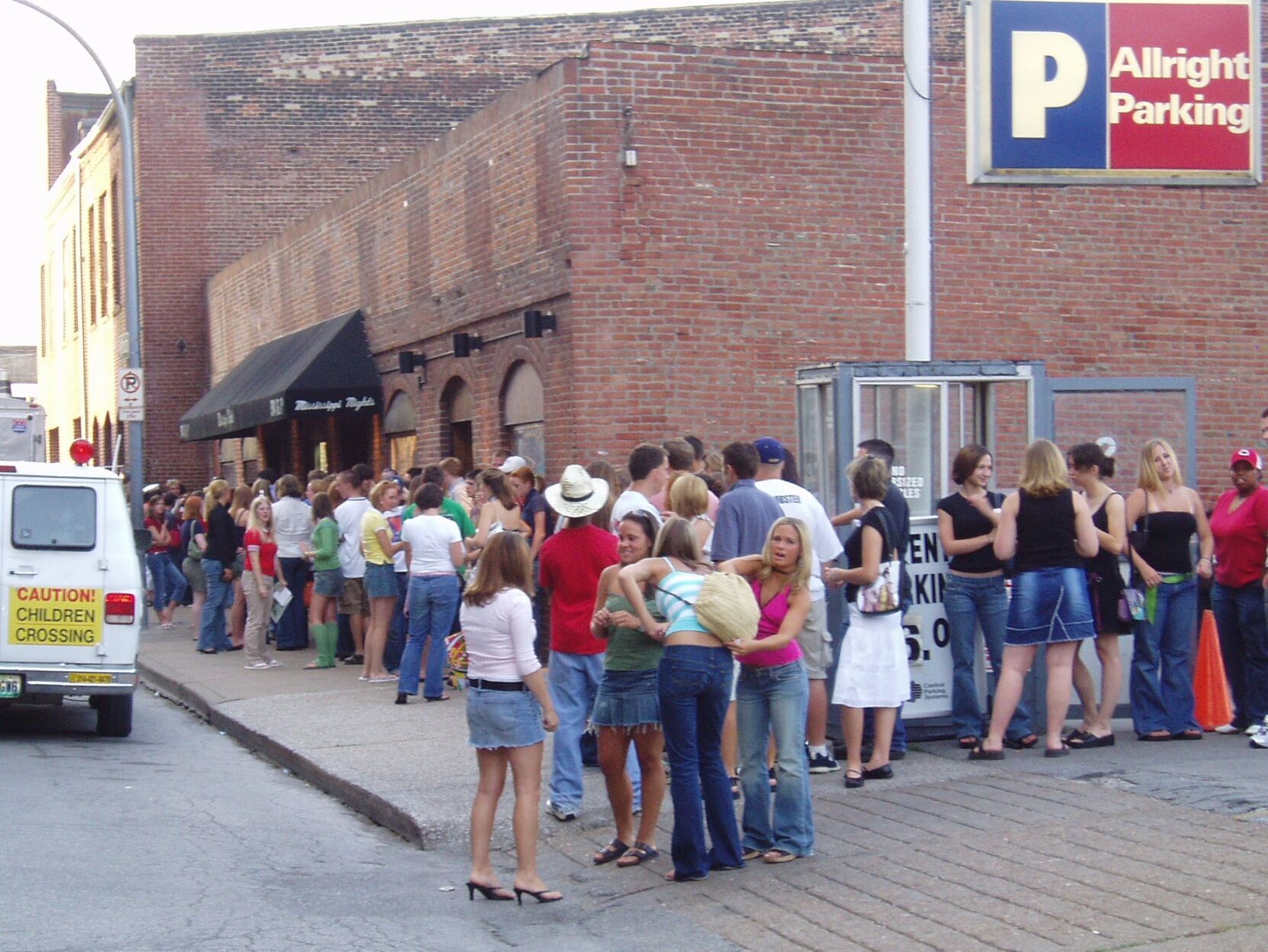 1 Fans waiting for the Gavin Degraw and Sevenstar concert, July 18, 2004 Photo by Dustin Keller.JPG